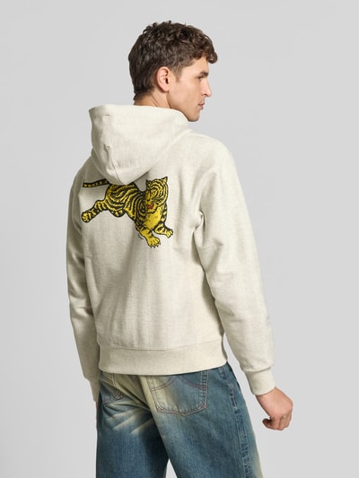 Männermodel trägt bluza rozpinana z bawełny o luźnym kroju z kapturem z tunelem, nadruk z logo marki Kenzo, Długość tyłu w rozmiarze M: 67 cm, Szerokość ramion w rozmiarze M: 55 cm, Długość rękawów w rozmiarze M: 64 cm, Ganzkörperansicht Rückansicht