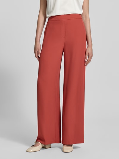 Frauenmodel trägt Hose mit elastischem Bund von Jake*s Collection, rot, weiter Schnitt, glatte Textur, Regular Fit, Nahaufnahme Oberkörper.