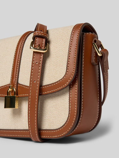 Produktfoto, Crossbody Bag in Flecht-Optik Modell 'Bilmac' von Mango, hellbeige mit braunen Details, Überschlag und Verstellbarer Schulterriemen, Hauptfach, Maße Breite 20 cm, Länge 16 cm, Tiefe 8 cm, Riemenlänge 102 cm.