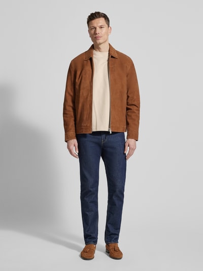 Männermodel trägt Relaxed Fit T-Shirt aus reiner Baumwolle Modell 'RELEXASPEN' von SELECTED HOMME in Beige, unifarben, Ganzkörperansicht von vorne.