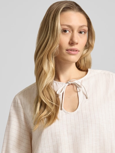 Frauenmodel trägt Midikleid aus Leinen-Baumwoll-Mix mit 3/4-Arm von MM by Max Mara, Schlüsselloch-Ausschnitt, Nahaufnahme Oberkörper. Modell MEMO, Wide-Fit, Rückenlänge bei Größe 36: 126 cm, Brustweite: 50 cm, Ärmellänge: 40 cm, dezente Streifen, leichte strukturierte Textur.