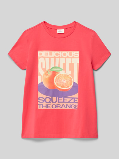 Mädchen trägt Loose Fit T-Shirt aus reiner Baumwolle von s.Oliver RED LABEL in Pink mit Frontprint, unifarben, Ganzkörperansicht von vorne.