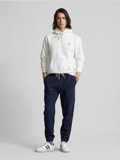 Męski model nosi Regular Fit Sweatshorts aus Baumwoll-Mix od Polo Ralph Lauren, granatowy jednolity kolor, logo, kieszenie, widok całej sylwetki z przodu.