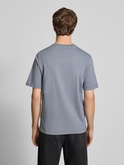 Mężczyzna model nosi T-Shirt mit Label-Stitching Modell 'NORREBRO' von Jack & Jones, bawełna, krój regular fit, widok całej sylwetki z tyłu.