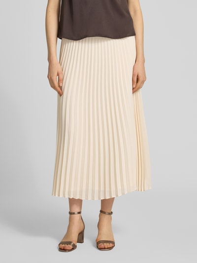 Vrouwenmodel draagt midirok met plissévouwen van comma, dames A-lijn, elastische band met vetersluiting, lichte kleur, totale lengte 85 cm, bandwijdte 40 cm bij maat 36, detailopname onderlichaam, vooraanzicht.
