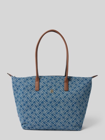 Produktfoto, Shopper aus reiner Baumwolle von Tommy Hilfiger in Denim-Optik mit Logo-Muster, Logo-Applikation aus Metall, Tragehenkel, Hauptfach, Reißverschluss, strukturierte Oberfläche