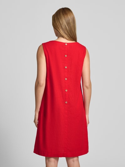 Frauenmodel trägt knielanges Kleid aus Leinen-Viskose-Mix Modell 'LAVA' von FREE/QUENT in Rot, gerader Schnitt, Ganzkörperansicht Rückansicht. Rückenlänge bei Größe S: 95 cm, Brustweite bei Größe S: 50 cm. Textur leicht strukturiert, sichtbare Knopfleiste.