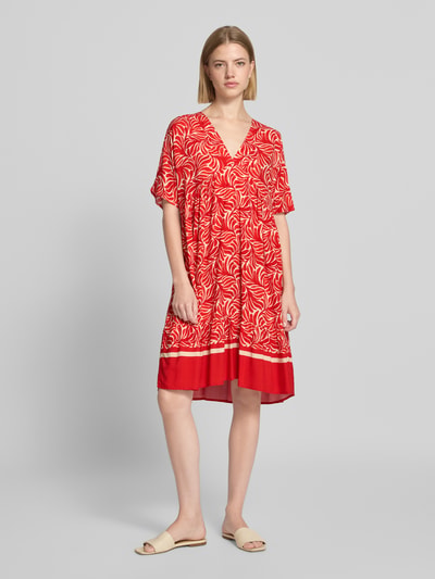 Frauenmodel trägt Knielanges Kleid aus Viskose Modell 'Me44la' von ZABAIONE in A-Linie und Allover-Muster, Ganzkörperansicht von vorne.