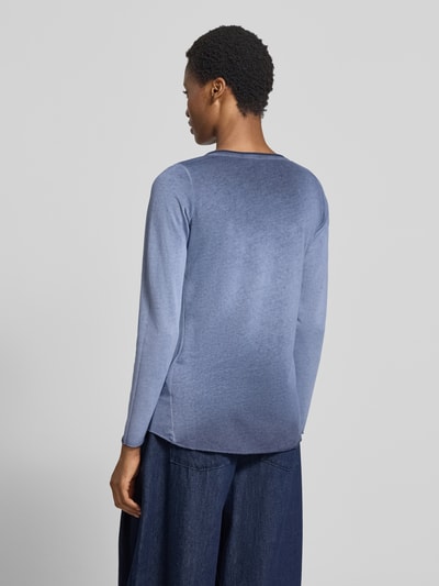 Frauenmodel trägt Regular Fit Longsleeve im Strukturmuster von Smith and Soul in Blau mit Rundhalsausschnitt, Baumwoll-Mix, Ganzkörperansicht Rückansicht.