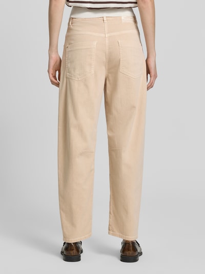 Frauenmodel trägt Barrel Fit Jeans aus Baumwoll-Mix Modell 'OCEAN' von Cambio, efekt: jednolity kolor, krój: barrel fit, naszywka z logo, szlufki na pasek, zapięcie na guzik i zamek błyskawiczny, 5 kieszeni, wykończenie materiału: denim, materiał: mieszanka bawełny, Ganzkörperansicht Rückansicht.