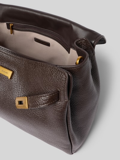 Produktfoto, Handtasche mit Logo-Detail Modell 'Hamilton' von MICHAEL Michael Kors in dunkelbrauner Lederoptik mit goldfarbenen Details, strukturierte Oberfläche, Hauptfach mit Überschlag und abnehmbaren Schulterriemen, Breite 25 cm, Länge 33 cm, Tiefe 14 cm, Länge Schulterriemen 105 cm