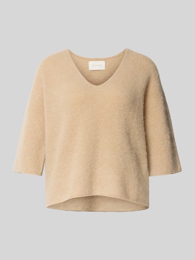 Produktfoto, Wollpullover aus Alpaka-Woll-Mix von Juvia w odcieniu beżowym, luźny krój, dekolt w serek, imitacja dzianiny, rękaw o dł. 3/4, zrolowane brzegi, długość tyłu 56 cm w rozmiarze S, szerokość w rozmiarze S: 52 cm, długość rękawów w rozmiarze S: 36 cm