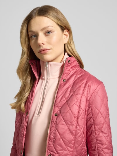 Frauenmodel trägt Regular Fit Steppjacke mit Stehkragen Modell 'FLYWEIGHT' von Barbour, unifarben, Druckknöpfe, Nahaufnahme Oberkörper.