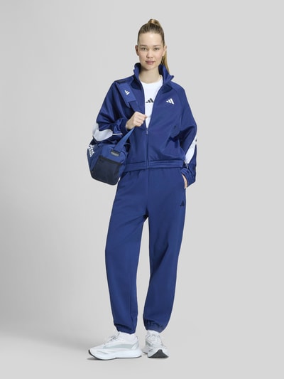 adidas Sportswear Loose Fit Trainingsjacke aus Baumwoll-Mix mit Logo-Print Dunkelblau 1