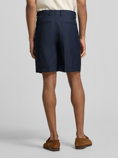 Mężczyzna nosi Loose Fit Bermudas mit Woll-Anteil Modell 'OTTO' od SELECTED HOMME, granatowe, gładkie, pasek, zakładki, kieszenie; całkowity widok z tyłu