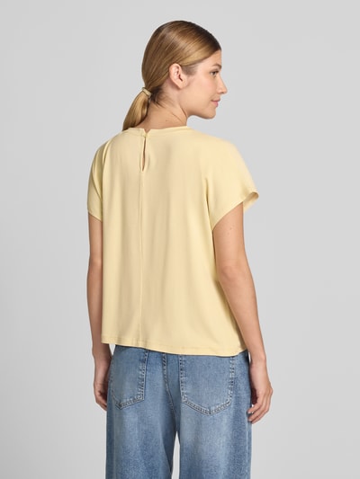 Frauenmodel trägt T-Shirt mit seitlicher Schnürung Modell 'Sifem' von OPUS in Gelb, Viskose-Elasthan-Mix, lockerer Schnitt, Ganzkörperansicht Rückansicht.
