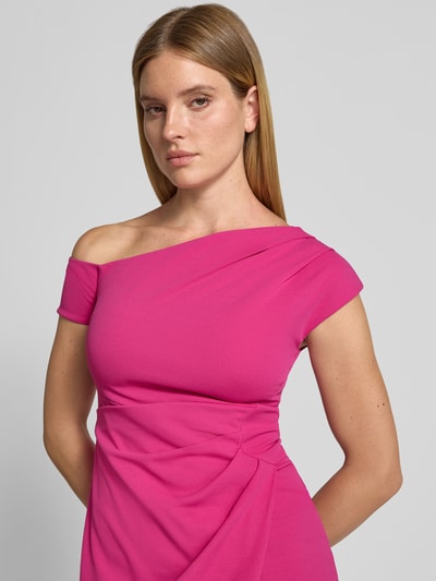 Kobiece modelka ma na sobie Slim Fit Midikleid mit Gehschlitz od Lipsy, elastyczna mieszanka materiałów, krój slim fit, rozporek, marszczenia, krój na jedno ramię, intensywny róż, gładka tekstura, szerokość w rozmiarze 36: 40 cm, długość tyłu w rozmiarze 36: 107 cm, długość rękawów w rozmiarze 36: 9 cm, zbliżenie na górną część ciała z przodu