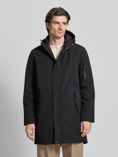 Männermodel trägt schwarze Jacke mit Kapuze von MCNEAL, Regular Fit, verdeckter Reißverschluss, Pattentaschen, Ärmelreißverschlusstasche, Ganzkörperansicht von vorne. Rückenlänge 99 cm, Schulterbreite 48 cm, Brustweite 62 cm, Ärmellänge 67 cm.