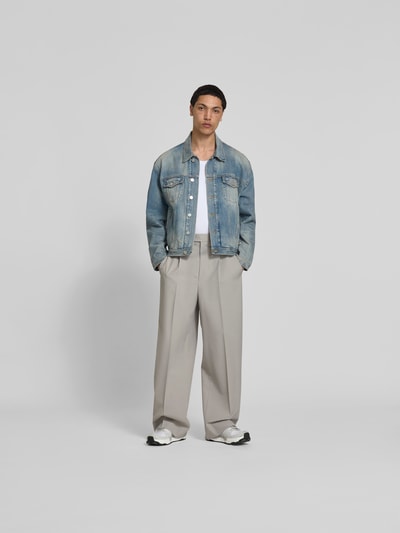 Männermodel trägt Jeansjacke mit Umlegekragen von WON HUNDRED aus Reine Baumwolle, Relaxed-Fit, Brusttaschen, Knopfleiste, Ganzkörperansicht von vorne.