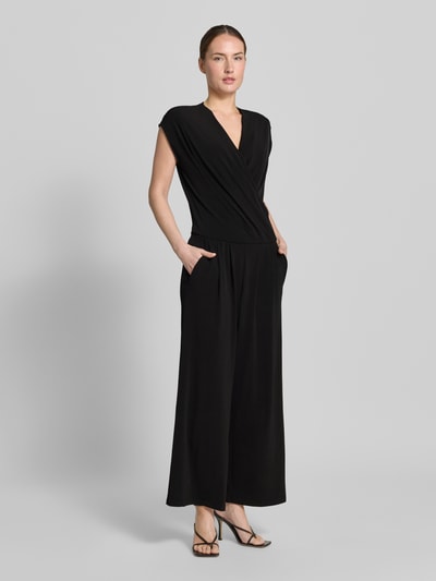 Vrouwenmodel draagt Jumpsuit in wikkellook met V-hals van ROBE LÉGÈRE, zwart, regular fit, materiaalmix met stretch, full body vooraanzicht.