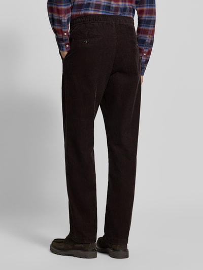 Männermodel trägt Straight Fit Cordhose aus reiner Baumwolle Modell 'DOVER' von Tommy Hilfiger, dunkler Farbton, Ganzkörperansicht Rückansicht, Herren Cordhose von Tommy Hilfiger.