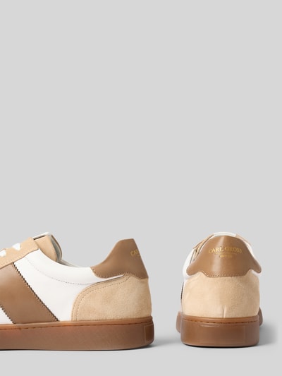 Produktfoto, Sneaker aus echtem Leder mit Logo-Detail Modell 'Urs' von Carl Gross, Herren Sneaker in Braun und Weiß, abgerundete Form, Schnürverschluss, Absatzhöhe 3 cm, Schafthöhe 8 cm, Schaftweite 9 cm, strukturierte Leder-Textur
