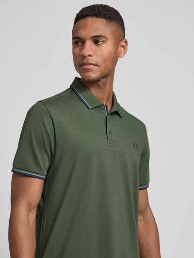Männermodel trägt Modern Fit Poloshirt mit Logo-Print Modell 'Keep Dry' von RAGMAN, Baumwoll-Mix, Nahaufnahme Oberkörper. Rückenlänge bei Größe M: 28 cm, Polokragen, kurze Knopfleiste, Herren.