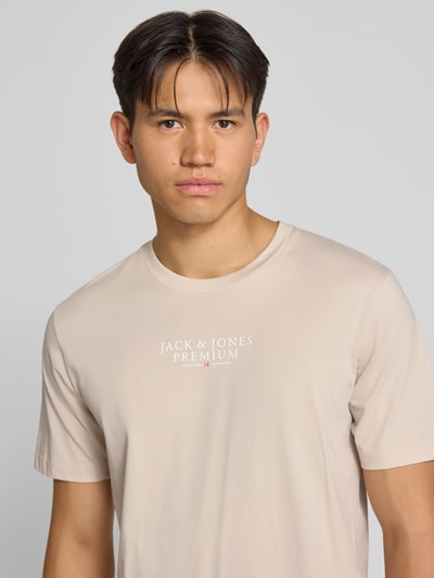 Männermodel trägt T-Shirt mit Label-Print und ronde hals van JACK & JONES, puur katoen, regular fit, ruglengte maat M 68 cm, Nahaufnahme Oberkörper