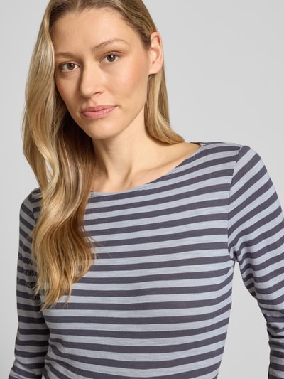 Kobieta modelka nosi Regular Fit Langarmshirt aus reiner Baumwolle od Marc O'Polo, efekt: wzór w paski na całej powierzchni, dekolt w łódkę, krój regular fit, rękaw: długi rękaw, materiał: bawełna, kolor szaro-niebieski, zbliżenie na górną część ciała z przodu