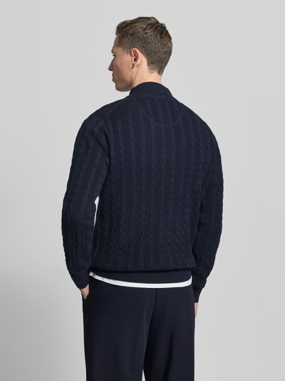 Männermodel trägt Strickpullover mit kurzem Reißverschluss van Fynch-Hatton in donkerblauw, katoenen kabelbreisel, rugaanzicht, Regular Fit, geribbelde boorden, staande kraag, kort ritsje, Label-Stitching. Ganzkörperansicht Rückansicht.