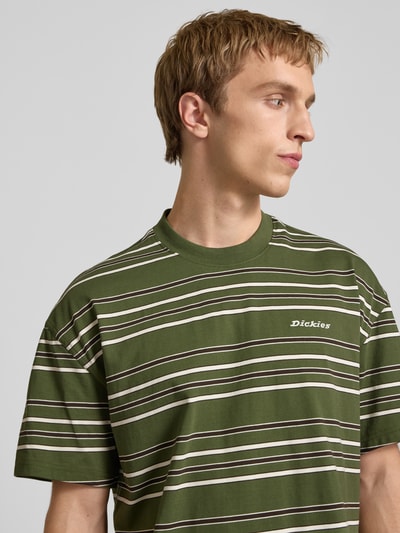 Männermodel trägt Herren T-Shirt mit Logo-Stitching Modell 'EAST LIBERTY' von Dickies aus Reine Baumwolle, Relaxed-Fit, Nahaufnahme Oberkörper.