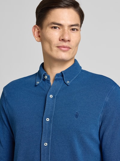 Męski model prezentuje Slim Fit Freizeithemd mit Button-Down-Kragen od Polo Ralph Lauren, bawełna, haftowane logo, listwa guzikowa, niebieski kolor, zdjęcie: zbliżenie górnej części ciała z przodu.