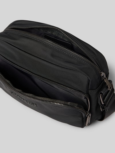 Produktfoto, Crossbody Bag mit Label-Detail von Dsquared2 in Schwarz mit Hauptfach, Nebenfach, Reißverschluss und verstellbarem Schulterriemen, Maße 29 x 19 x 9 cm.