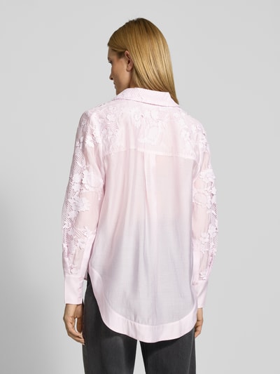 Frauenmodel trägt Relaxed Fit Bluse mit Spitze und verdeckter Knopfleiste von Copenhagen Muse, hellrosa, lockerer Schnitt, Rückenansicht, Ganzkörperansicht Rückansicht.