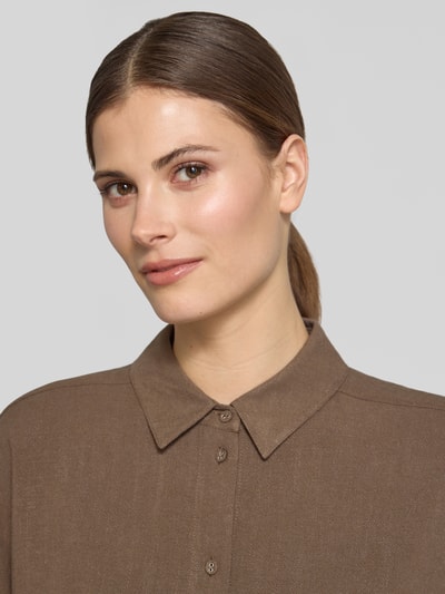 Frauenmodel trägt Regular Fit Bluse aus Viskose-Leinen-Mix Modell 'VIVA' von Selected Femme, Optik: Unifarben, Flammgarn, Nahaufnahme Oberkörper.