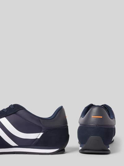 Produktfoto, Low Top Sneaker mit Label-Print Modell 'LEVON_RUNN_NYMI' von BOSS in Dunkelblau mit weißen Akzenten, flache Sohle, unifarbene Optik, strukturierte Laufsohle, abgerundete Spitze, Schnürverschluss.