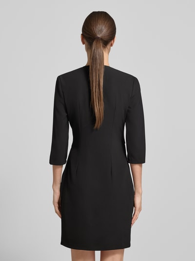 Modelka nosi Knielanges Cocktailkleid in Wickel-Optik od Rinascimento, mieszanka materiałów z dodatkiem streczu, prosty krój, długość do kolan, kopertowy styl, rękaw o dł. 3/4, długość tyłu w rozmiarze S: 90 cm, szerokość w rozmiarze S: 46 cm, długość rękawów w rozmiarze S: 44 cm, widok całej sylwetki z tyłu