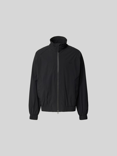 Produktfoto, Blouson mit Stretch-Anteil von Forét in Schwarz, Elastischer-Material-Mix, Lockerer-Schnitt, Zweiwege-Reißverschluss, Elastische Abschlüsse:, Eingrifftaschen, Rückenlänge 66 cm, Schulterbreite 47 cm, Ärmellänge 66 cm.