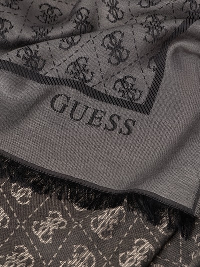 Produktfoto, Schal aus reiner Viskose Modell 'Noelle' von Guess, rechteckige Passform, Allover-Logo-Mix, graue Farbnuancen, sichtbare Webstruktur. Damen Schal von Guess, Breite 67 cm, Länge 180 cm.