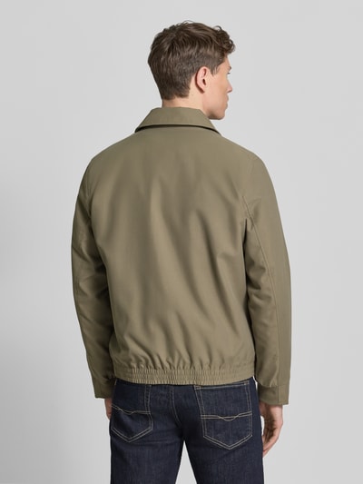 Męski model nosi Regular Fit Blouson mit Umlegekragen Modell 'LIGHT 2.0' od Strellson, jednolity, krój regular fit, widok z tyłu, całej sylwetki.