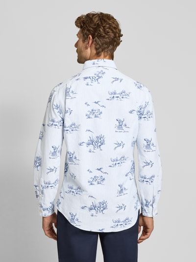 Männermodel trägt Custom Fit Freizeithemd aus reiner Baumwolle von Polo Ralph Lauren mit blauem Blumenmuster auf weißem Grund, Ganzkörperansicht Rückansicht.