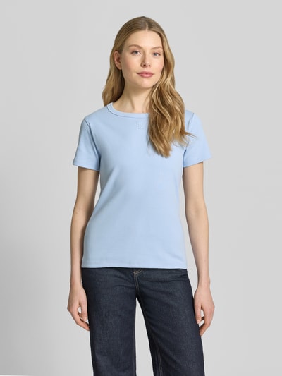 Frauenmodel trägt Regular Fit T-Shirt aus Baumwoll-Mix Modell 'DELORIS' von HUGO in Hellblau, unifarben, Jersey, Ganzkörperansicht von vorne.