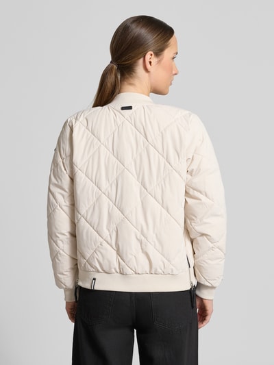 Vrouwenmodel draagt gewatteerd jack Steppjacke met knoopsluiting model 'ANGE2' van khujo, regular fit, opstaande kraag, ruglengte 59 cm, schouderbreedte 36 cm, borstwijdte 46 cm, mouwlengte 61 cm, Ganzkörperansicht Rückansicht