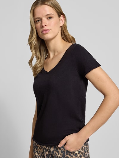 Frauenmodel trägt Boxy Fit T-Shirt aus reiner Baumwolle von Marc O'Polo Denim in Optik: Unifarben, Feinstrick, Label Patch, V-Ausschnitt, Kurzarm, Rollsaum, Materialverarbeitung: Feinstrick; Ganzkörperansicht von vorne.