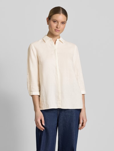 Modelka kobieca nosi Relaxed Fit Leinenbluse mit 3/4-Arm Modell 'Clay' od TONI z czystego lnu, kremowy kolor, przód, zdjęcie całopostaciowe. Długość pleców w rozmiarze 36: 63 cm, długość rękawa w rozmiarze 36: 36 cm, kołnierzyk koszulowy, zakryta listwa guzikowa.