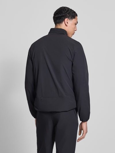 Männermodel trägt Sweatjacke mit Logo-Print Modell 'CANDORA' von Ellesse in Schwarz, Material-Mix, Rückansicht, Ganzkörperansicht.