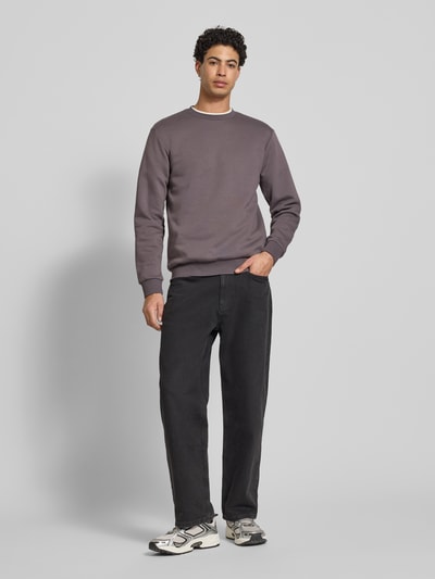 Männermodel trägt Regular Fit Sweatshirt aus Baumwoll-Mix Modell 'CERES' von Only & Sons, unifarben, Rundhals, Ganzkörperansicht von vorne
