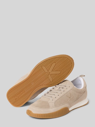 Produktfoto, Sneaker aus Leder Modell 'MOVA FORM' von Lloyd, beżowy kolor, zaokrąglony nosek, sznurowanie, przeszycia, wysokość obcasa 2 cm, wysokość cholewki 9 cm, szerokość w rozmiarze 44: 9 cm, faktura skóry, guma w odcieniu karmelowym