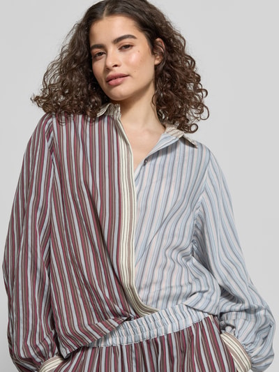 Frauenmodel trägt Relaxed Fit Bluse aus Lyocell-Mix von Jake*s Casual im Allover-Look mit Hemdblusenkragen und verdeckter Knopfleiste, Nahaufnahme Oberkörper.