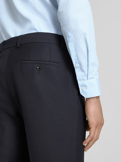 Męski model nosi Super Slim Fit Business-Hemd mit Kentkragen od OLYMP No. Six, jasnoniebieska, cienkie paski, czarna elegancka spodnie, tył, czysta bawełna, krój super slim fit, Kentkragen, zapięcie na guziki, długość pleców w rozmiarze 40: 80 cm, szerokość ramion w rozmiarze 40: 45 cm, długość rękawa w rozmiarze 40: 68 cm, detaliczne ujęcie tylnej części pasa